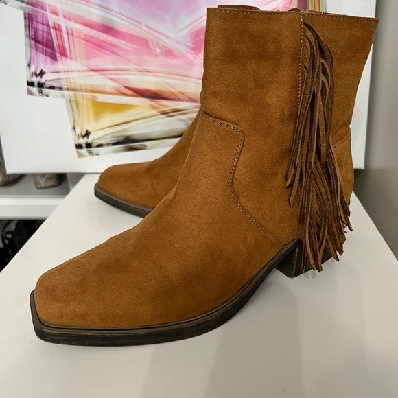 SO preowned fringe boots. - Picture 3 of 5
